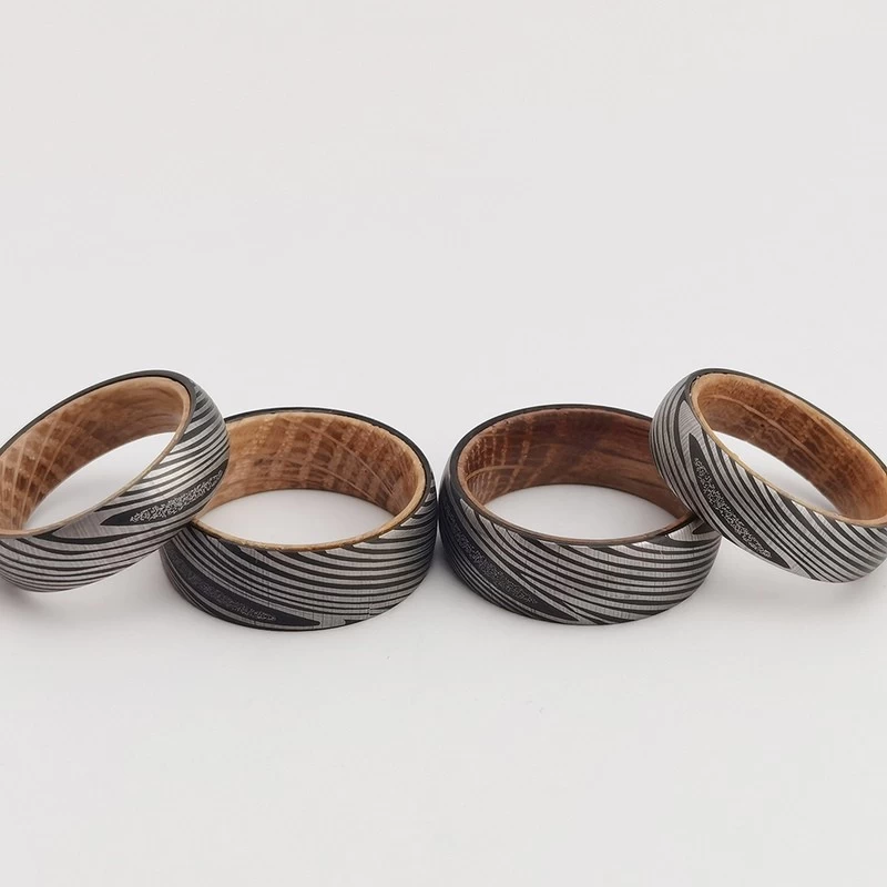 Anello di tungsteno in stock Fedi nuziali da uomo di alta qualità e convenienti Damasco con cupola laserata in carburo di tungsteno e anello in legno Fornitore della Cina