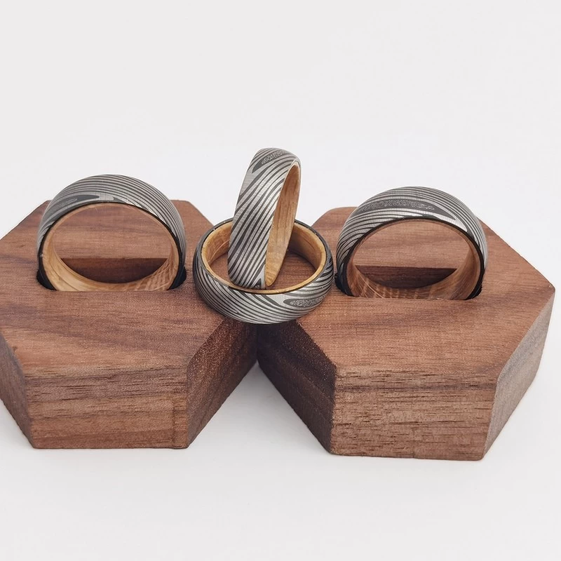 Anello di tungsteno in stock Fedi nuziali da uomo di alta qualità e convenienti Damasco con cupola laserata in carburo di tungsteno e anello in legno Fornitore della Cina