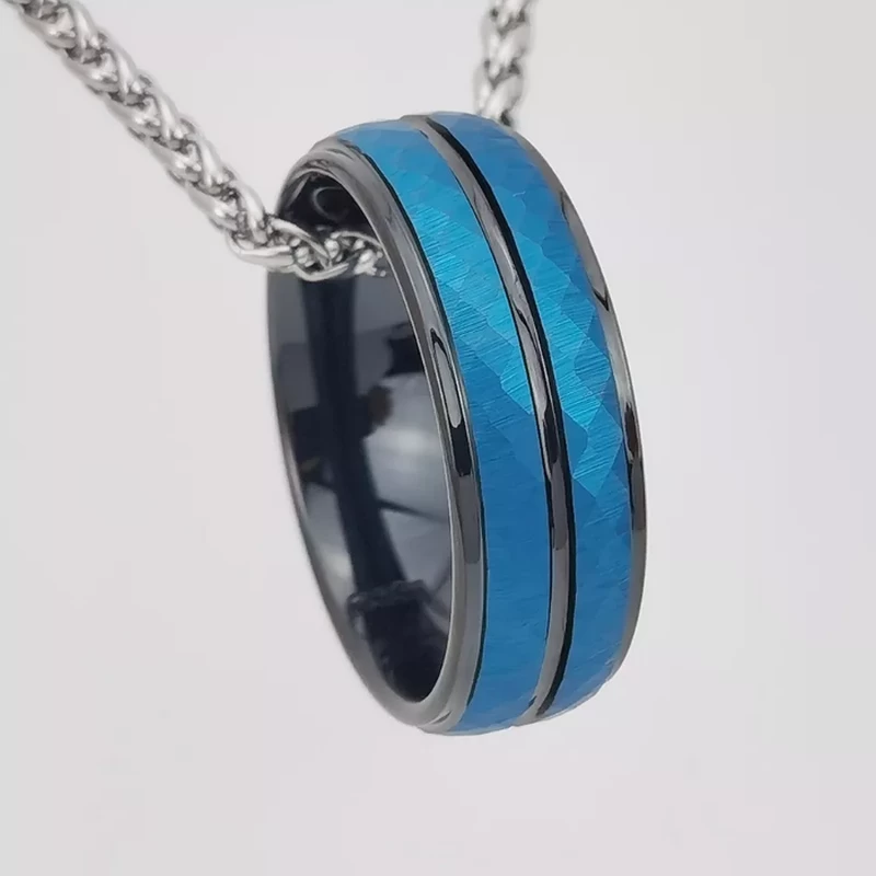 Chine Bague en tungstène en stock Bandes de mariage en tungstène bicolores bombées et martelées de haute qualité et abordables Bague en carbure de tungstène noir et bleu Fabricants