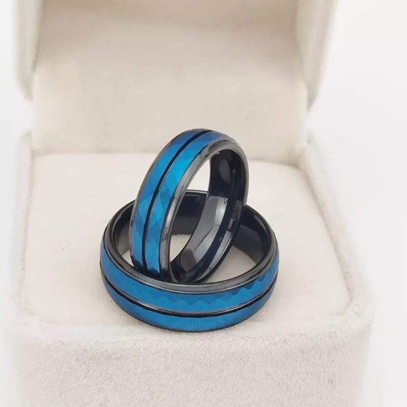 Chine Bague en tungstène en stock Bandes de mariage en tungstène bicolores bombées et martelées de haute qualité et abordables Bague en carbure de tungstène noir et bleu Fabricants