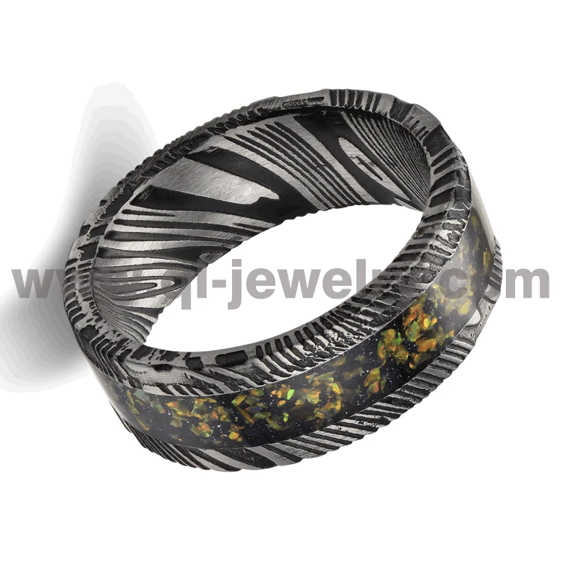 Cina Fedi nuziali in acciaio damasco nero di design più recente Anello in acciaio damasco nero piatto da 8 mm con opale giallo e inserto in pietra arenaria nera Produttori