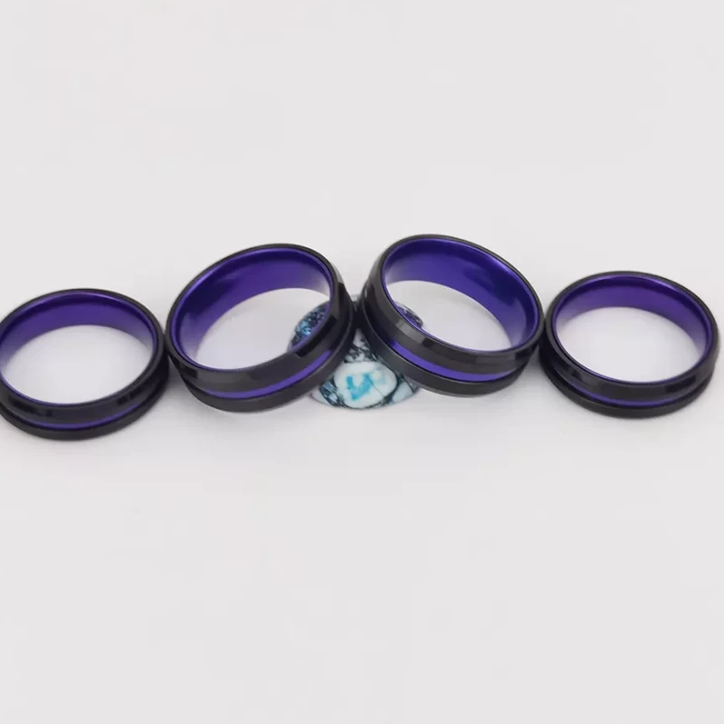 Wolframring auf Lager Beliebter 6 mm hochglanzpolierter und gebürsteter flacher und abgeschrägter Rand aus schwarzem Wolframkarbid und lila Aluminiumring China Hersteller