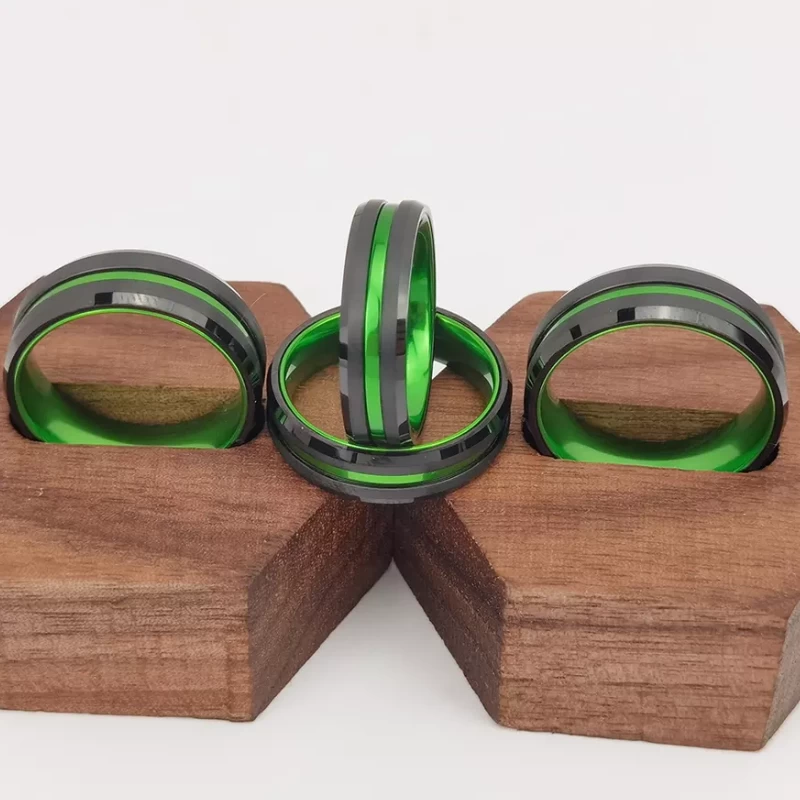 Chine Anneau de tungstène en stock Populaire 8 mm de haut poli et brossé Bords plats et biseautés Carbure de tungstène noir et anneau en aluminium vert Fabricants