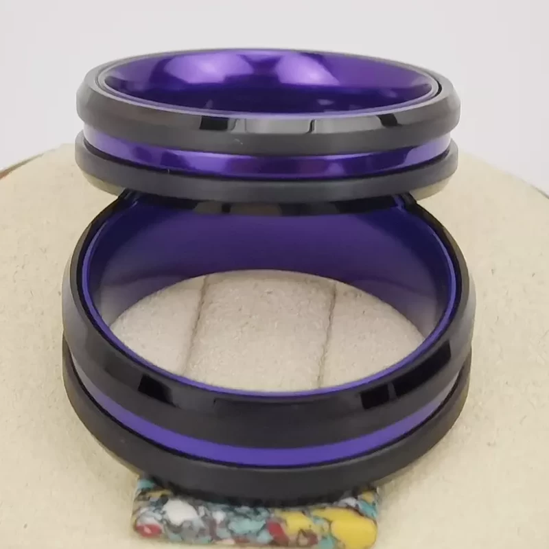 Chine Anneau de tungstène en stock Populaire 8 mm de haut poli et brossé Bords plats et biseautés Carbure de tungstène noir et anneau en aluminium violet Fabricants