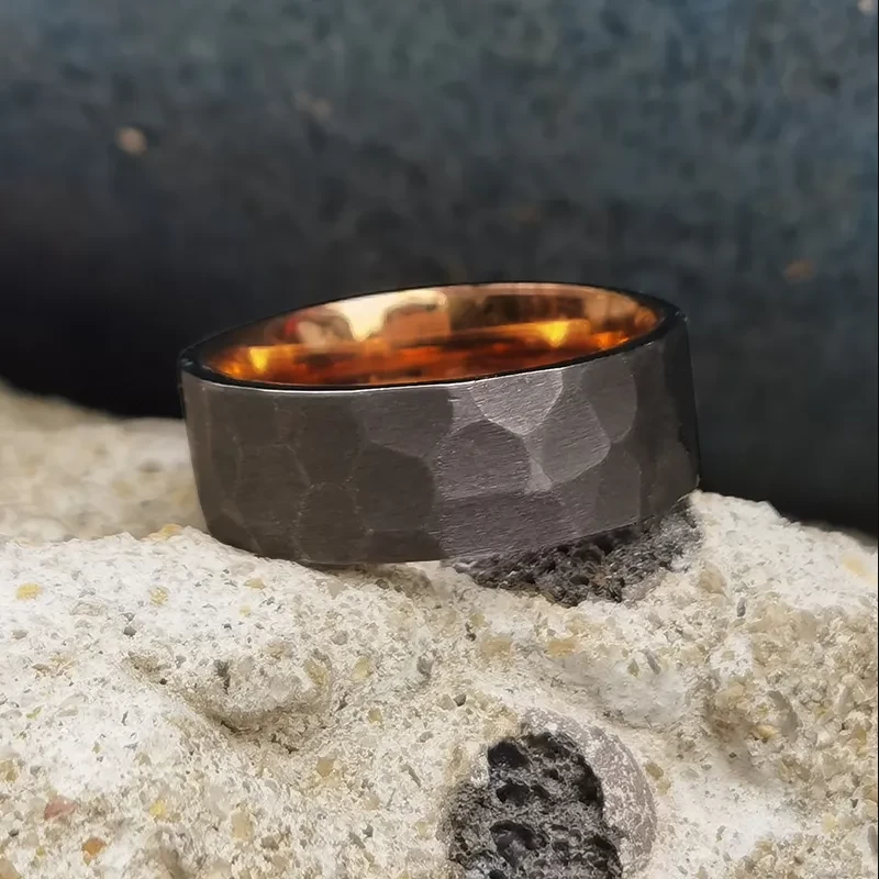 Chine Anneau de tantale gris brossé martelé de 8 mm à manches en or rose Bandes de mariage pour hommes Fabricants