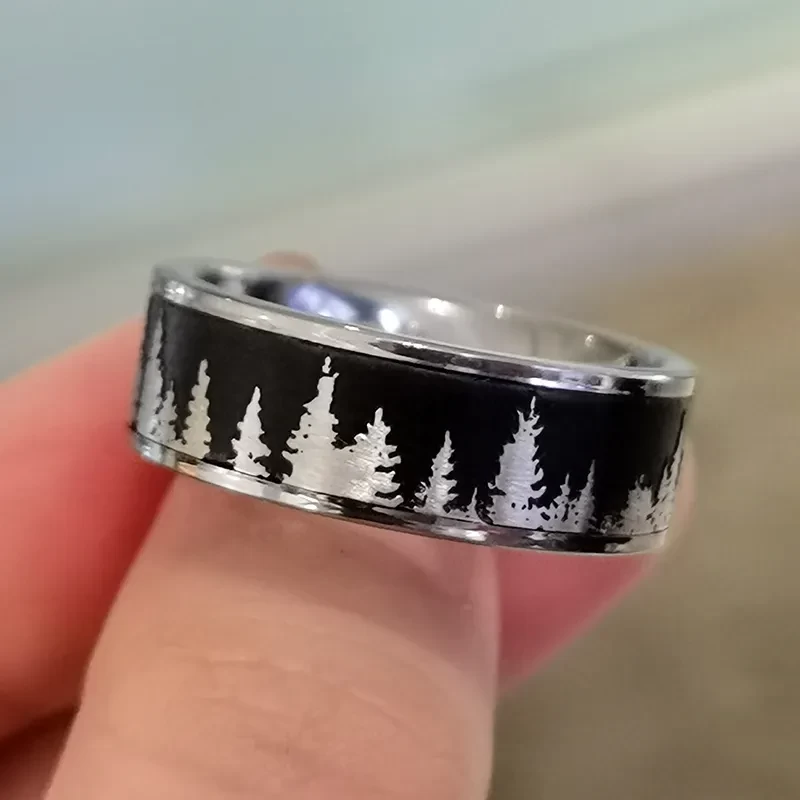 Chine Bague en carbure de tungstène de haute qualité et abordable Anneau de montagne de la Forêt-Noire Paysage laser Bandes de mariage en tungstène pour hommes Fabricants