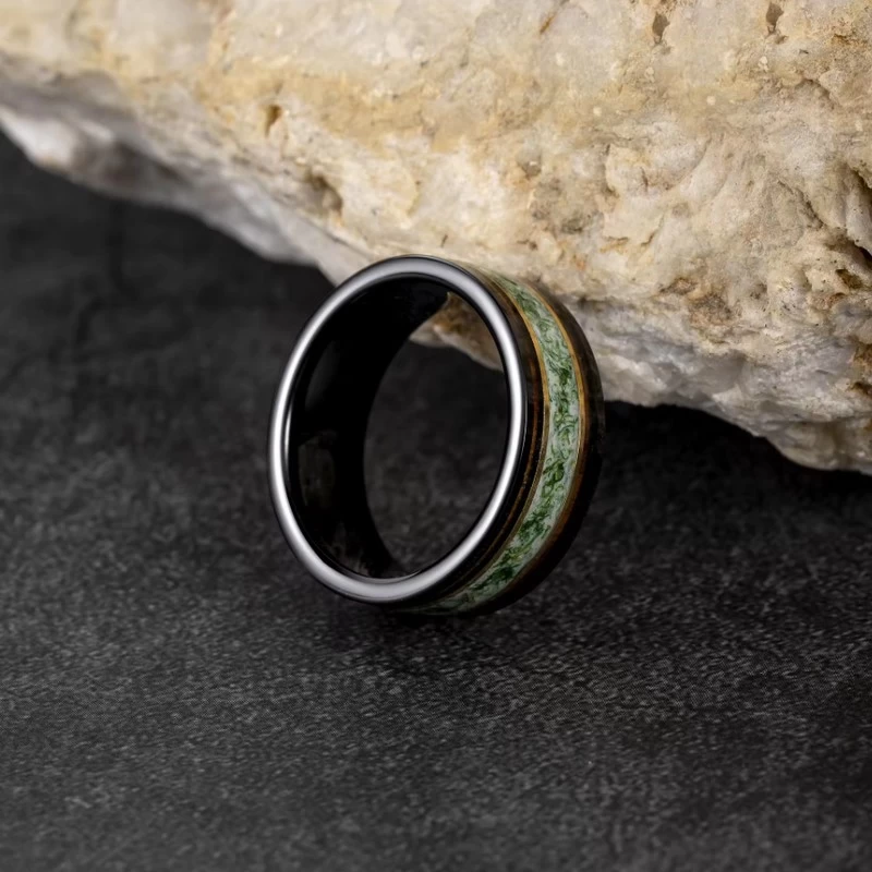 Chine Bague de mariage en tungstène plaqué noir avec incrustation de mousse verte de 8 mm, polie de 8 mm, nouvelle conception, fabricant chinois