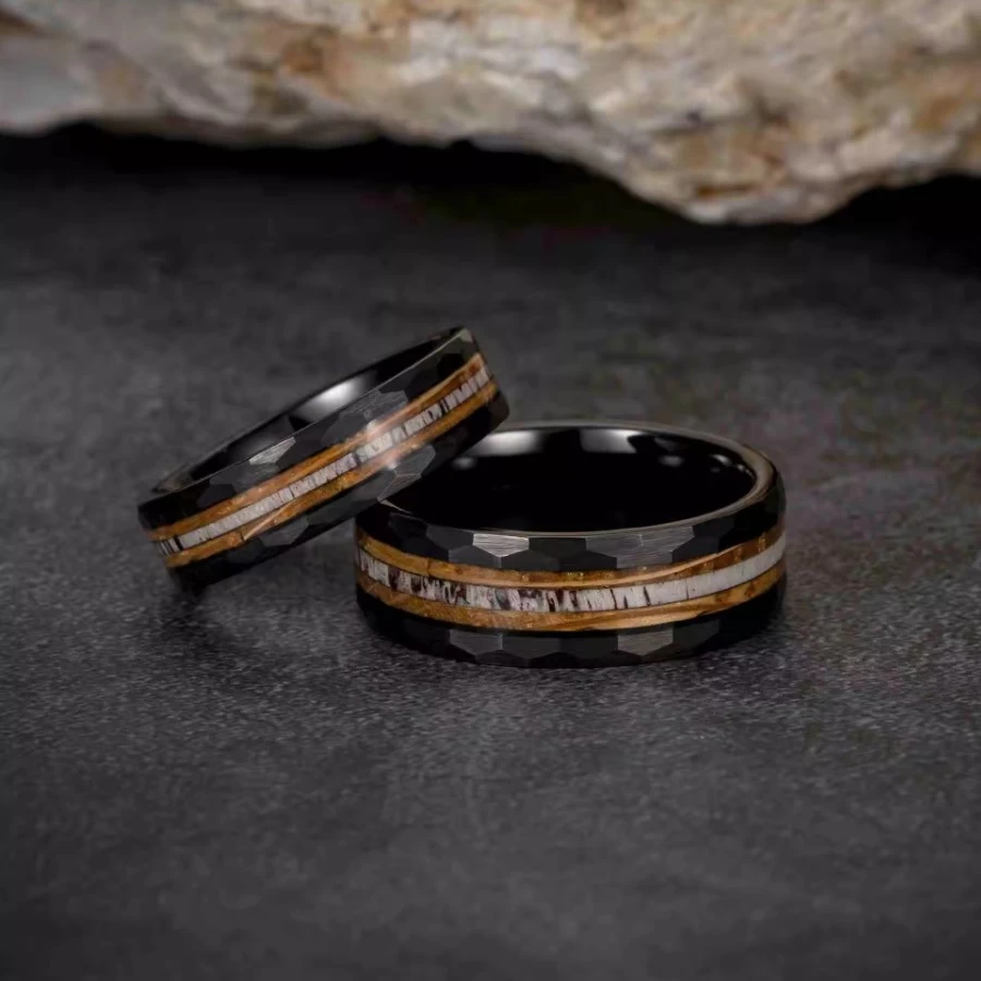 Newest Design 8mm Tungsten Carbide Ring Deer Antler and Whisky Barrel Wood Black Tungsten Ring with Hammered Sides China Supplier