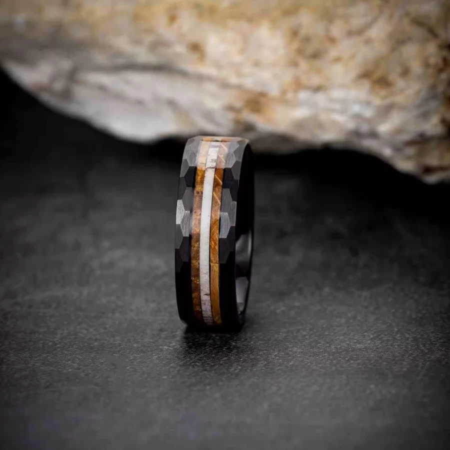 Newest Design 8mm Tungsten Carbide Ring Deer Antler and Whisky Barrel Wood Black Tungsten Ring with Hammered Sides China Supplier