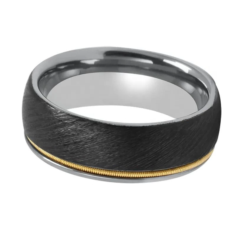 Zweifarbiger Mix aus gebürstetem, schwarz plattiertem Wolframcarbid-Ring mit goldener Gitarrensaiten-Einlage, chinesischer Hersteller