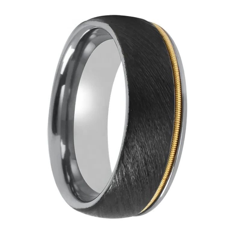 Zweifarbiger Mix aus gebürstetem, schwarz plattiertem Wolframcarbid-Ring mit goldener Gitarrensaiten-Einlage, chinesischer Hersteller