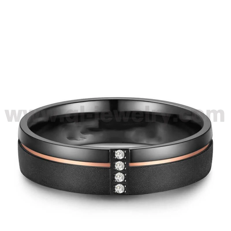 China Anillos de pareja de titanio negro Anillo de titanio negro pulido con chorro de arena de 5 mm con línea de oro rosa en el costado y 3 piedras CZ Fabricantes