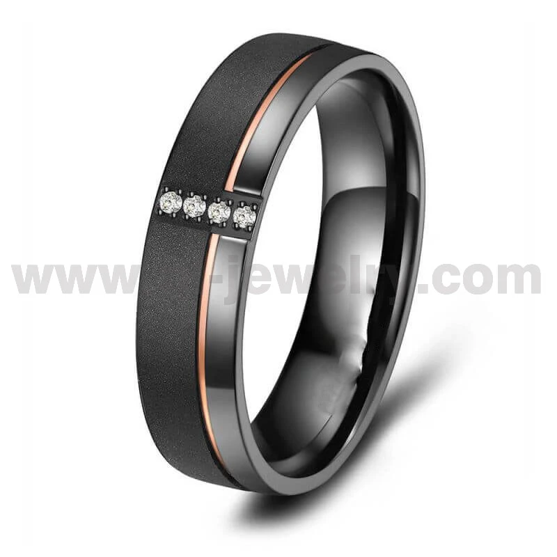 China Anillos de pareja de titanio negro Anillo de titanio negro pulido con chorro de arena de 5 mm con línea de oro rosa en el costado y 3 piedras CZ Fabricantes