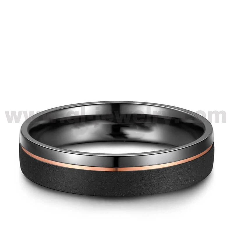 China Anillos de pareja de titanio negro Anillo de titanio negro pulido con chorro de arena de 5 mm con línea de oro rosa en el costado y 3 piedras CZ Fabricantes