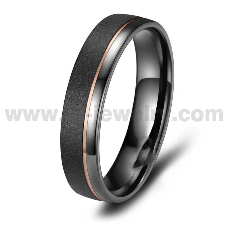 China Anillos de pareja de titanio negro Anillo de titanio negro pulido con chorro de arena de 5 mm con línea de oro rosa en el costado y 3 piedras CZ Fabricantes