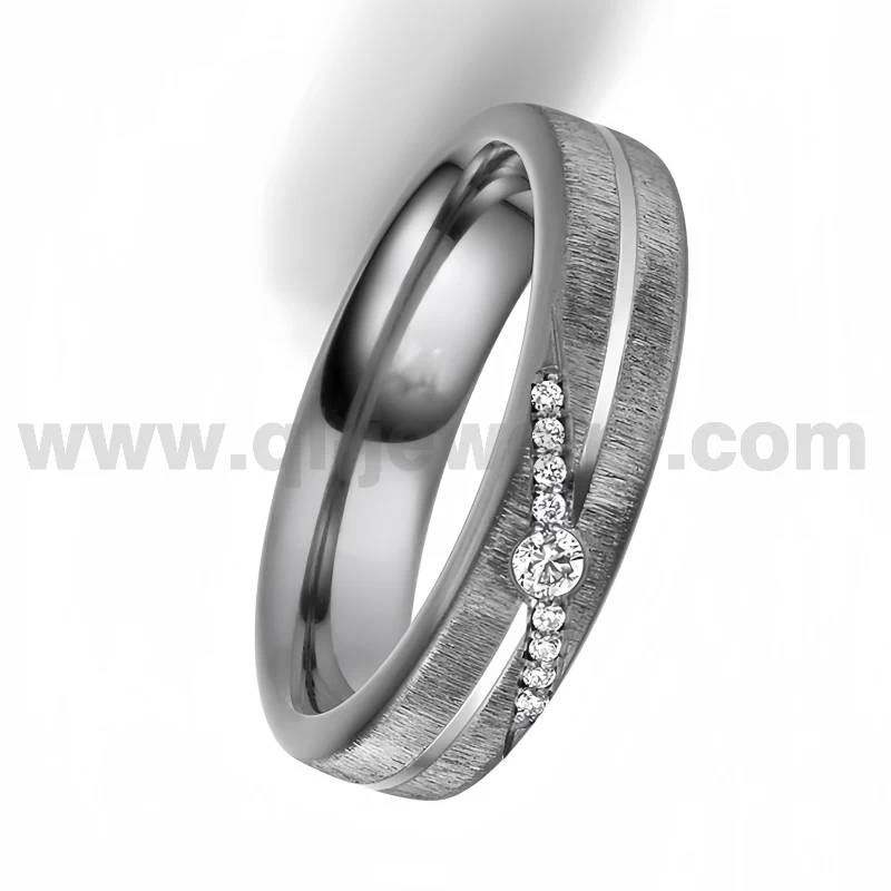 Anneaux de couple en tantale pur en métal rare 6 mm effet bois poli et brossé Anneau de tantale pur réglé avec des pierres CZ Chine Fabricant