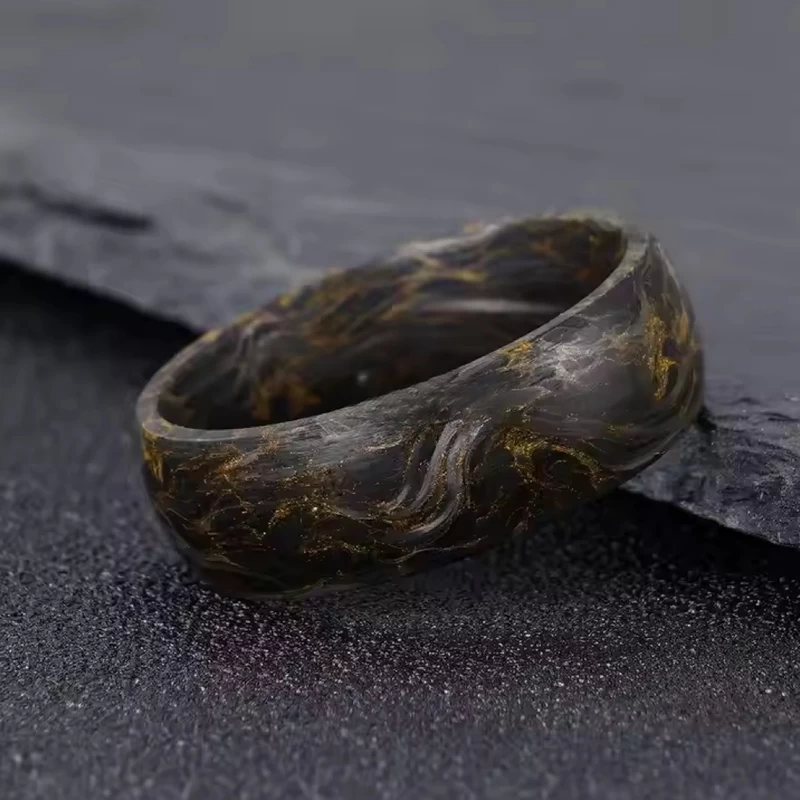 Materiales de alta calidad Anillo de boda de fibra de carbono forjado de burl amarillo para hombres Fabricante de China