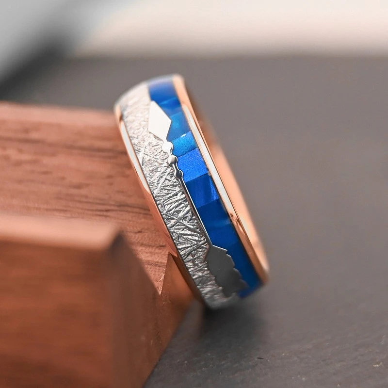 Bague en carbure de tungstène pour hommes de 8 mm avec placage en or rose 18 carats, incrustée de coquillages naturels bleus et de motifs de météorites - Vente en gros directe d'usine