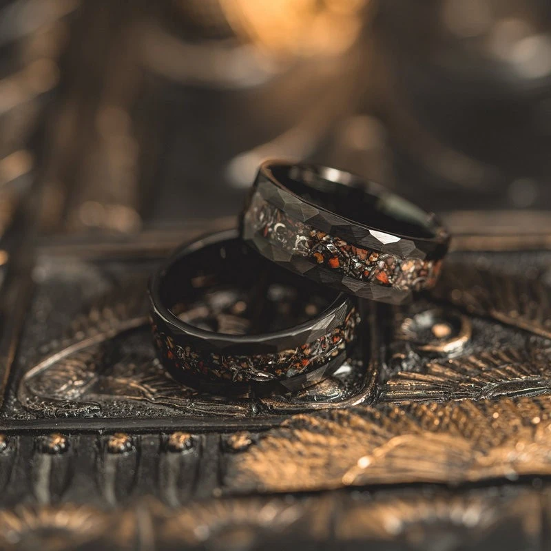 8 mm flacher, gehämmerter schwarzer Wolframkarbidring mit eingelegtem Dinosaurierfossil – Hersteller und Großhandelslieferant in China