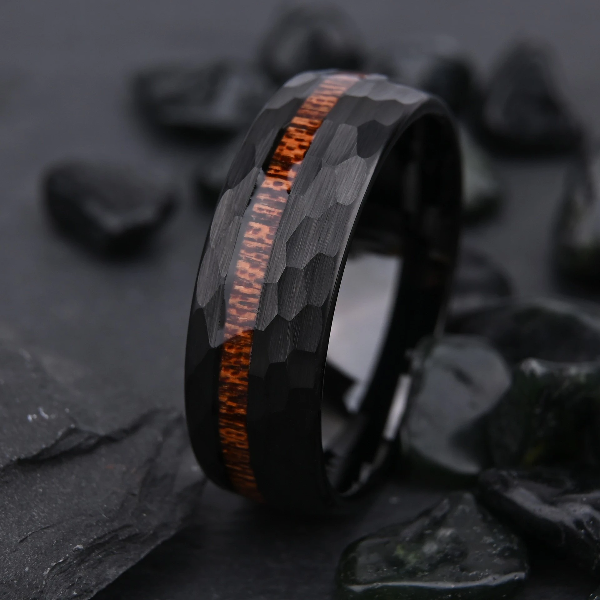 Gehämmerte, schwarz plattierte Wolfram-Eheringe mit Holzeinlage – Hersteller und Großhandelslieferant für Herrenringe