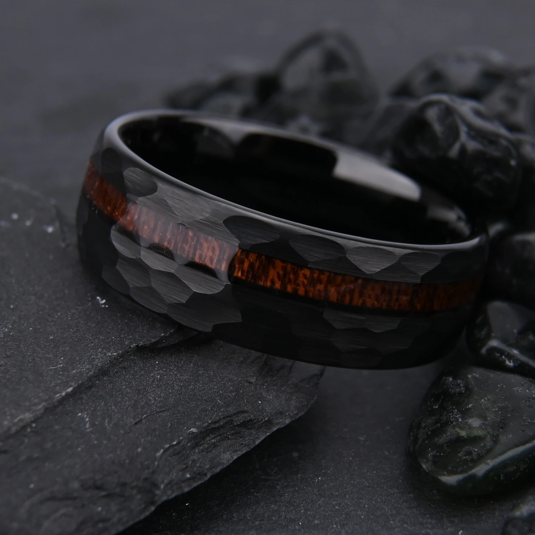 Gehämmerte, schwarz plattierte Wolfram-Eheringe mit Holzeinlage – Hersteller und Großhandelslieferant für Herrenringe