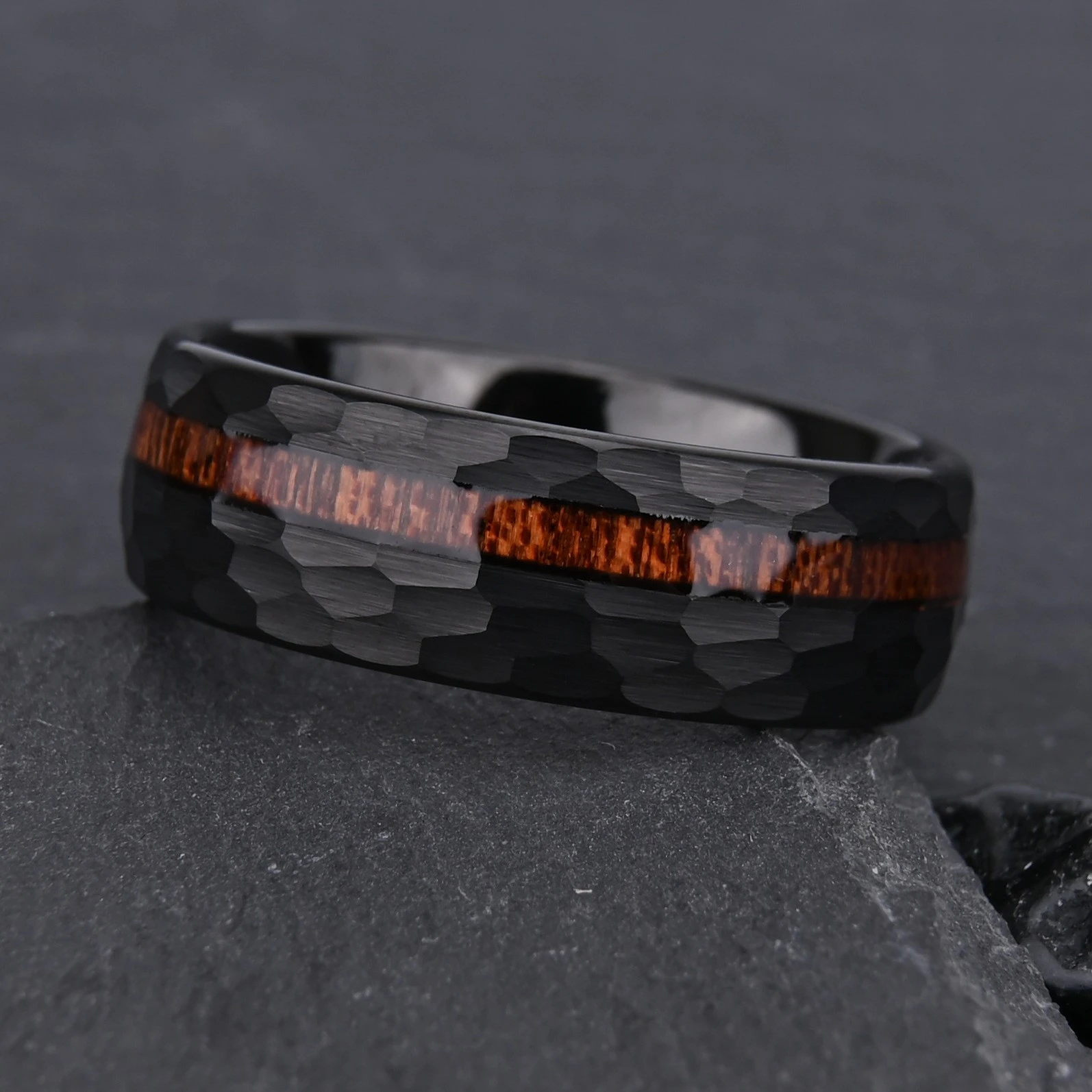 Gehämmerte, schwarz plattierte Wolfram-Eheringe mit Holzeinlage – Hersteller und Großhandelslieferant für Herrenringe