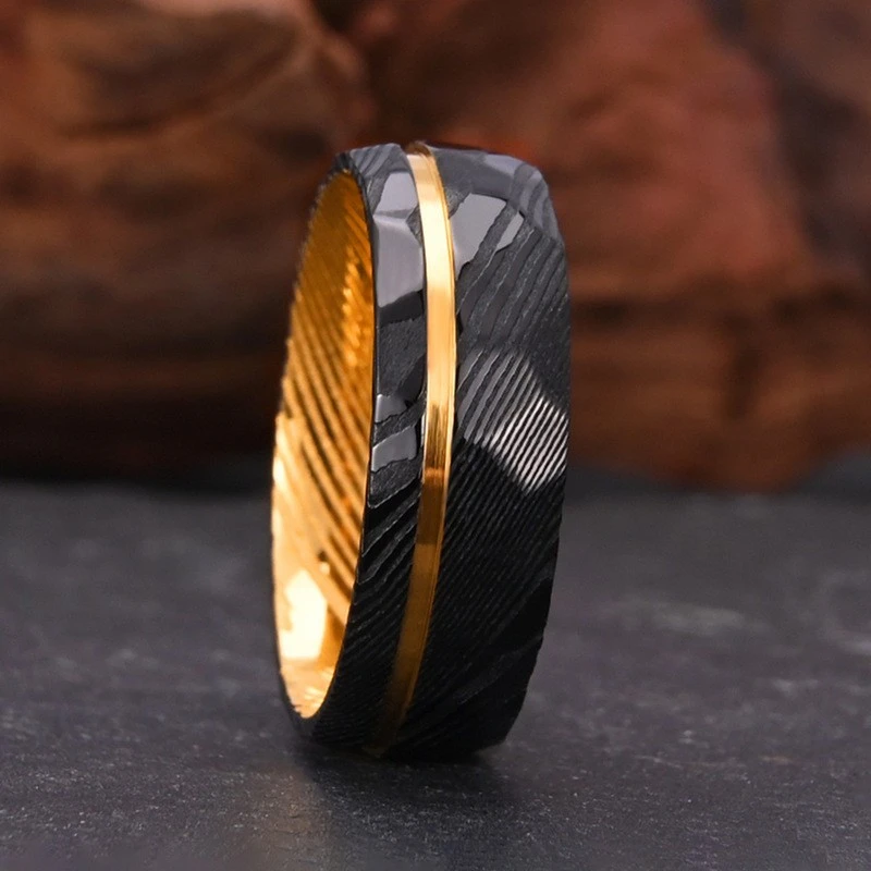 Bague en acier damas galvanisé noir et or de 8 mm de large pour hommes - Fabricant en vrac direct