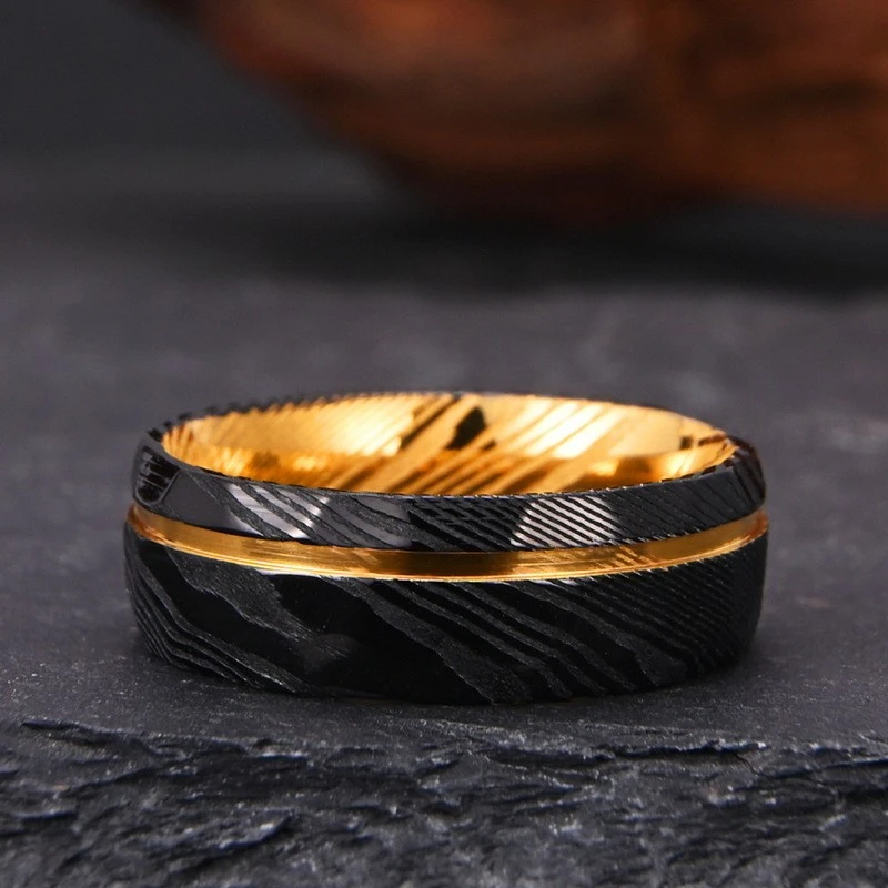 Bague en acier damas galvanisé noir et or de 8 mm de large pour hommes - Fabricant en vrac direct
