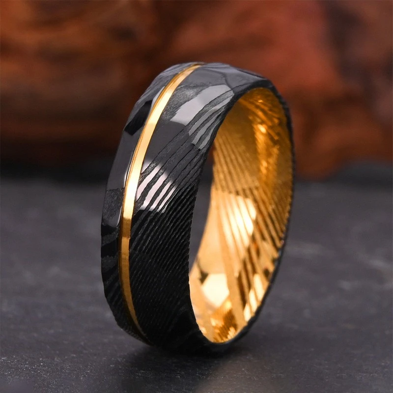 Bague en acier damas galvanisé noir et or de 8 mm de large pour hommes - Fabricant en vrac direct