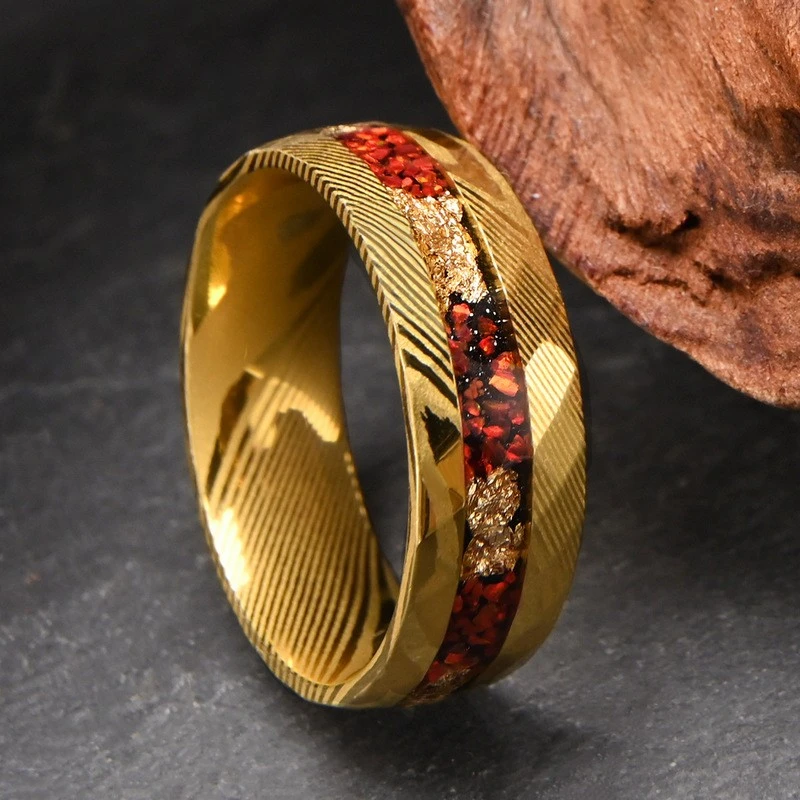 Fedi nuziali personalizzate in acciaio di Damasco sfuse | Placca in oro e inserto in opale rosso