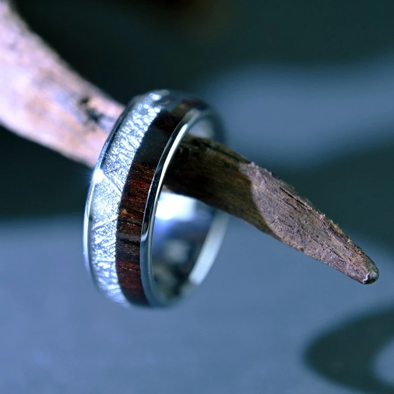 Bague de mariage en tungstène poli de 8 mm avec incrustation de météorite et de bois de poirier pour hommes