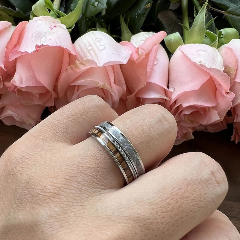 Professioneller 8-mm-Herrenring aus Wolfram mit Zebraholz, Gitarrensaite und Meteoriteneinlage – Großhändler für Herrenschmuck