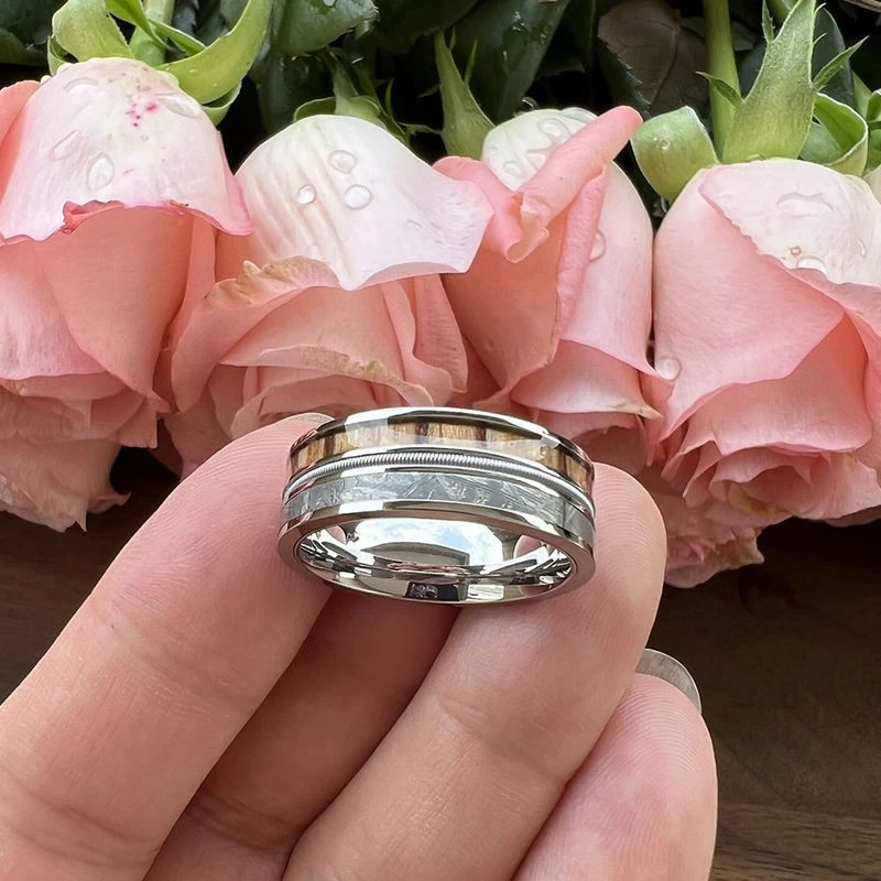 Professioneller 8-mm-Herrenring aus Wolfram mit Zebraholz, Gitarrensaite und Meteoriteneinlage – Großhändler für Herrenschmuck