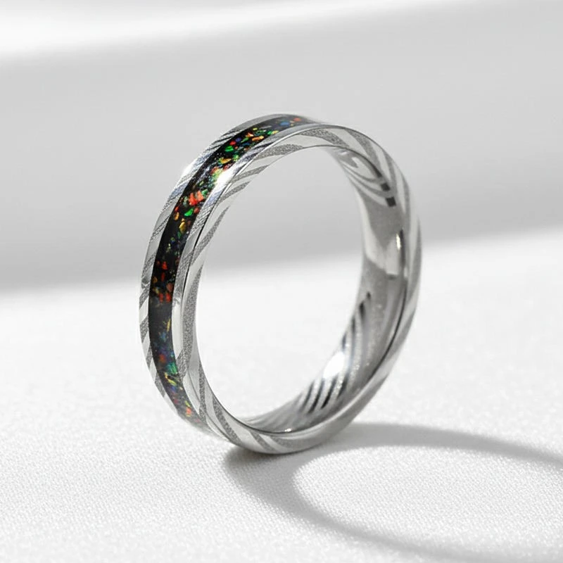 Produttore all'ingrosso di romantiche fedi nuziali in acciaio di Damasco placcato argento da donna da 4 mm con inserto in opale schiacciato