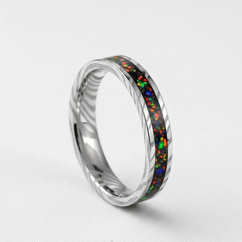 Produttore all'ingrosso di romantiche fedi nuziali in acciaio di Damasco placcato argento da donna da 4 mm con inserto in opale schiacciato