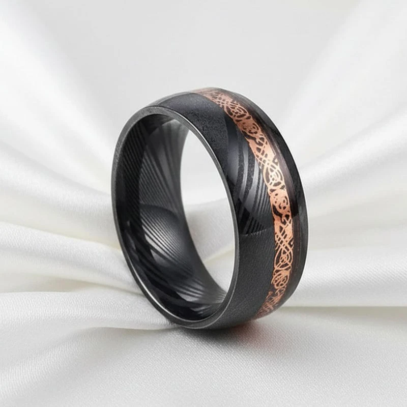 Fede nuziale premium da uomo in acciaio damasco nero con intarsio di drago celtico in oro rosa da 8 mm
