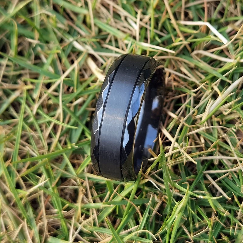 Alliance professionnelle pour hommes en zirconium noir de 8 mm avec bords à facettes brossés - Fournisseur direct d'usine