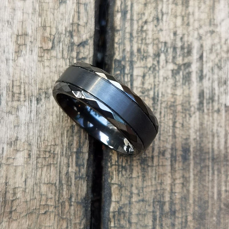 Alliance professionnelle pour hommes en zirconium noir de 8 mm avec bords à facettes brossés - Fournisseur direct d'usine
