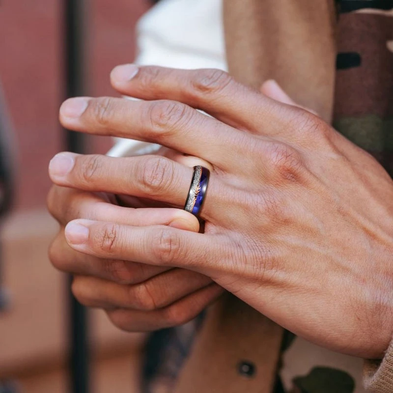 Alliances en vrac de 8 mm en carbure de tungstène doré et noir pour hommes, incrustations avec imitation météorite et lapis-lazuli - motif flèche double couleur