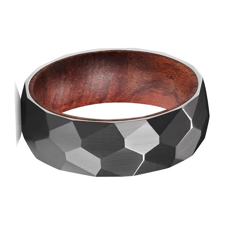 Bague de mariage en tungstène noir martelé avec incrustation en bois de rose - Vente en gros pour les détaillants de bijoux