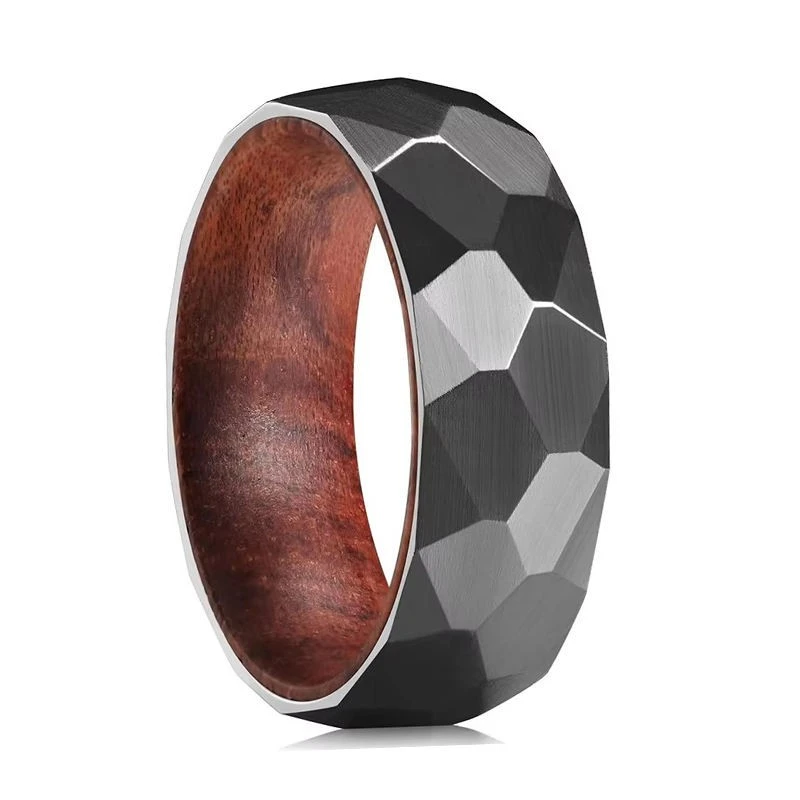 Bague de mariage en tungstène noir martelé avec incrustation en bois de rose - Vente en gros pour les détaillants de bijoux