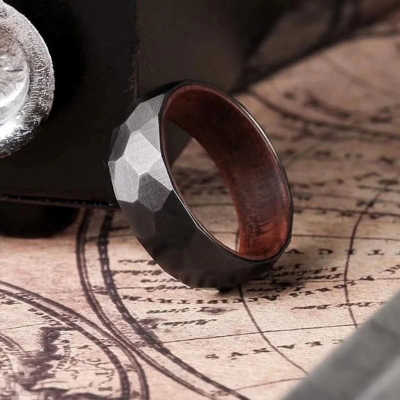 Bague de mariage en tungstène noir martelé avec incrustation en bois de rose - Vente en gros pour les détaillants de bijoux
