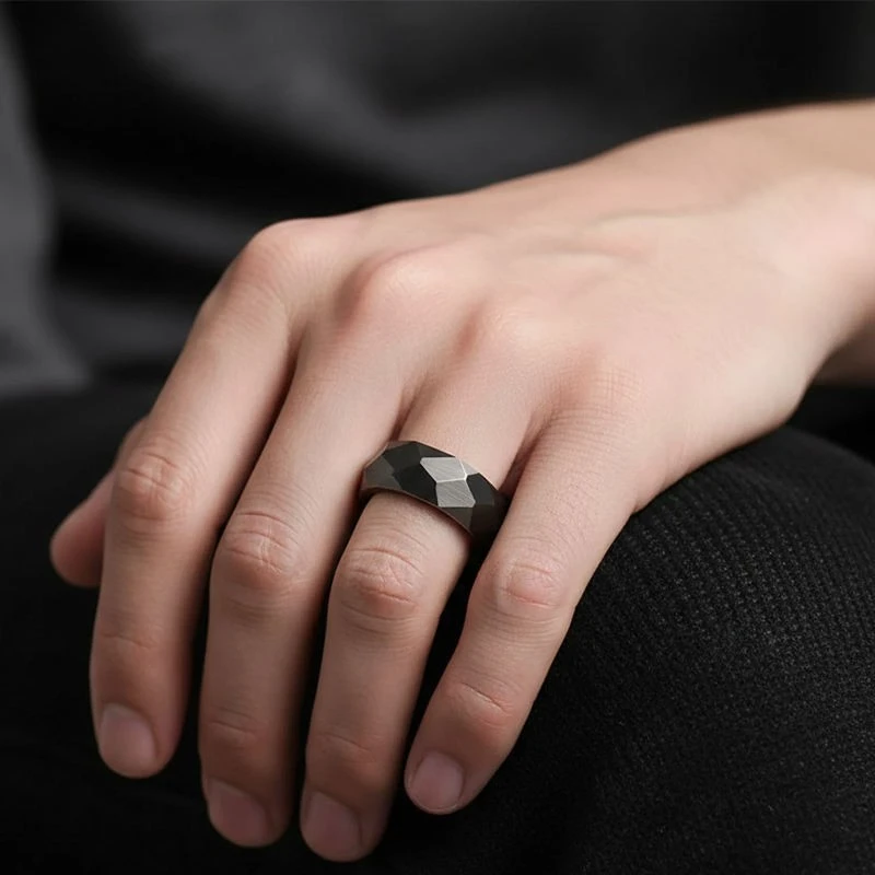 Bague de mariage en tungstène noir martelé avec incrustation en bois de rose - Vente en gros pour les détaillants de bijoux