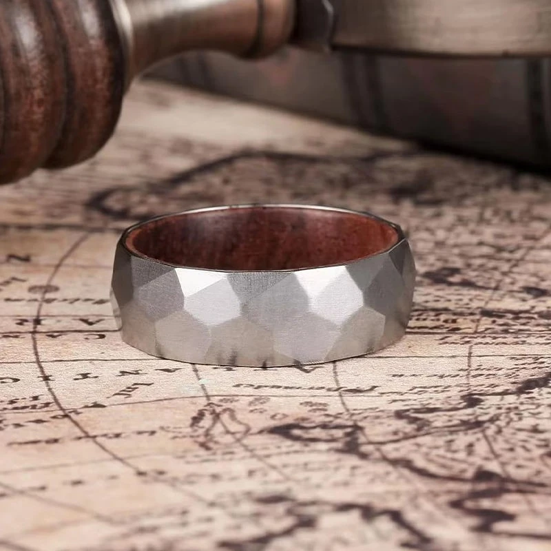 Anneau en tungstène martelé de 8 mm avec incrustation en bois de rose pour les commandes B2B et en gros