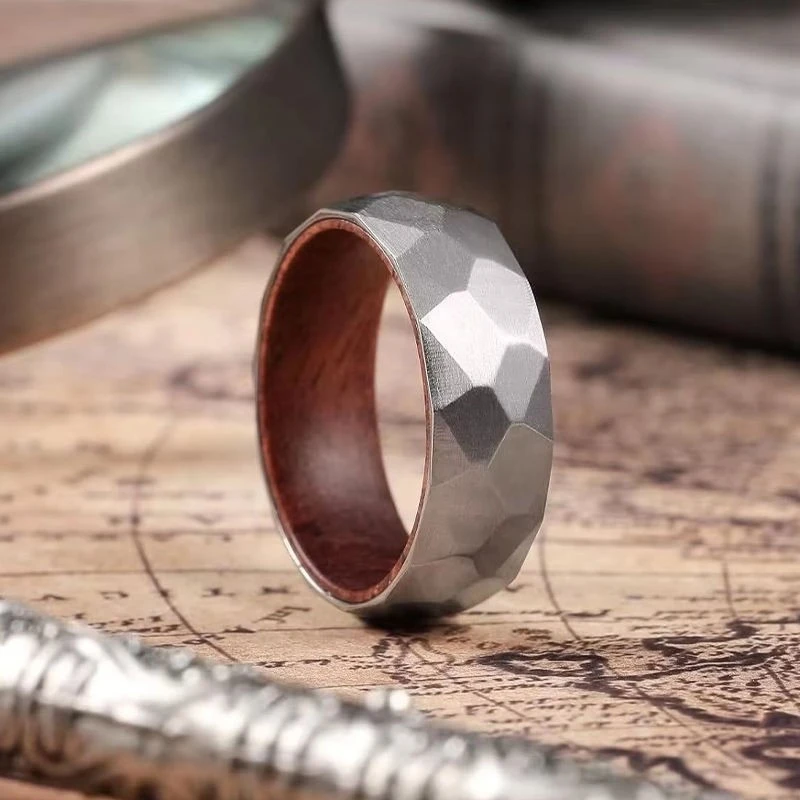 Anneau en tungstène martelé de 8 mm avec incrustation en bois de rose pour les commandes B2B et en gros