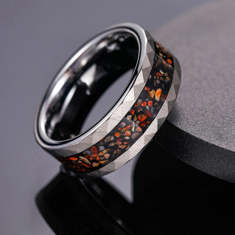 Anello in carburo di tungsteno con struttura martellata da 8 mm con inserto in autentico osso di dinosauro - Fornitore B2B premium