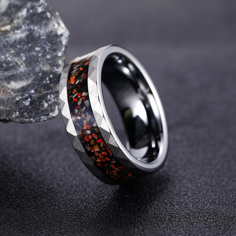 Anello in carburo di tungsteno con struttura martellata da 8 mm con inserto in autentico osso di dinosauro - Fornitore B2B premium