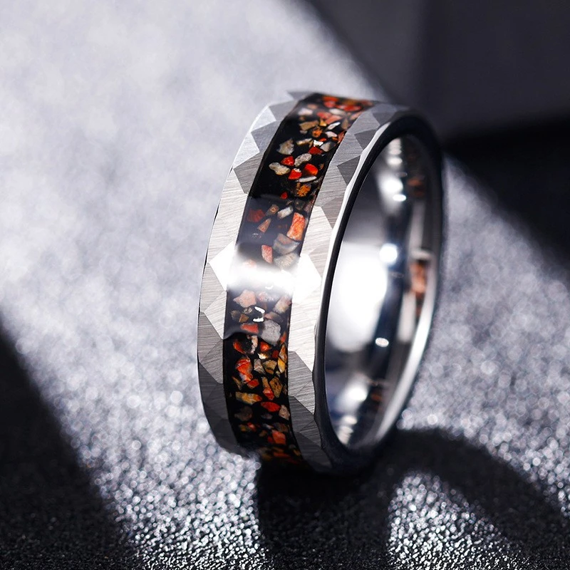 Anello in carburo di tungsteno con struttura martellata da 8 mm con inserto in autentico osso di dinosauro - Fornitore B2B premium