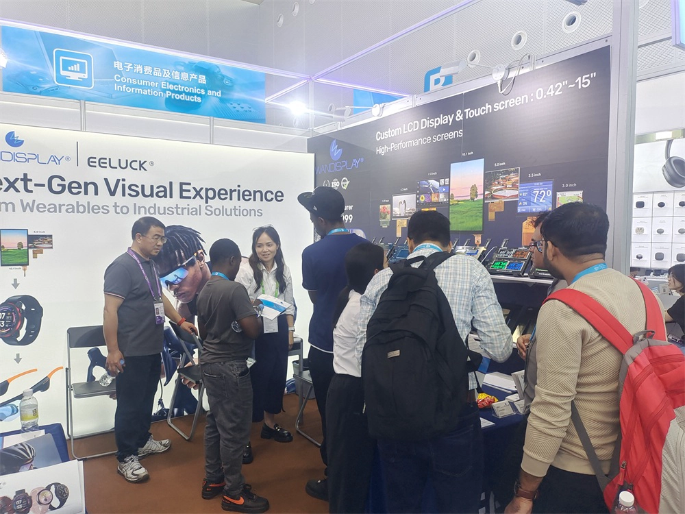 Wandisplay booth at Canton Fair 2026 with international visitors