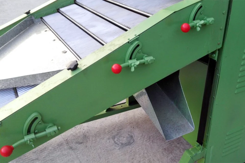 Tea stem picking machine